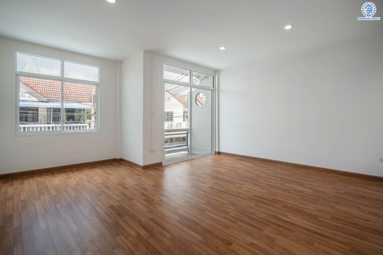 บ้านมือสองตกแต่งใหม่ โครงการ อยู่เจริญ วิภาวดี เนื้อที่ 21.2 ตร.ว. ฟังก์ชัน 2 ห้องนอน 2 ห้องน้ำ จอดรถได้ 2 คัน บนทำเลศักยภาพ หน้าโครงการติดถนนวิภาวดี ใกล้สนามบินดอนเมือง ฟิวเจอร์พาร์ครังสิต, ม.รังสิต จุดขึ้นทางด่วน "ดอนเมือง", โทลเวย์ วิภาวดี-รังสิต และรถไฟฟ้าสายสีแดง "สถานีรังสิต"